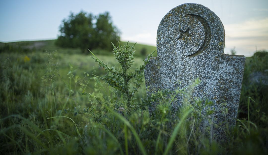 Muslimisches Grab aus Stein auf einem abgelegenen Friedhof | Bildquelle: © bizoo_n - Fotolia.com