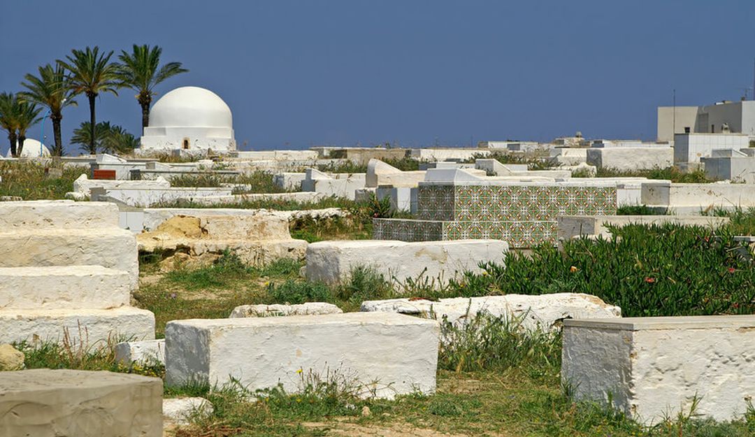 Eine traditionelle islamische Grabstätte auf einem Hügel | Bildquelle: © Gelia - Fotolia. com