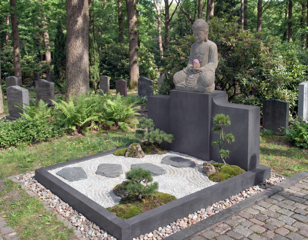 Grabstein mit dem Motiv Buddha für ein Familiengrab