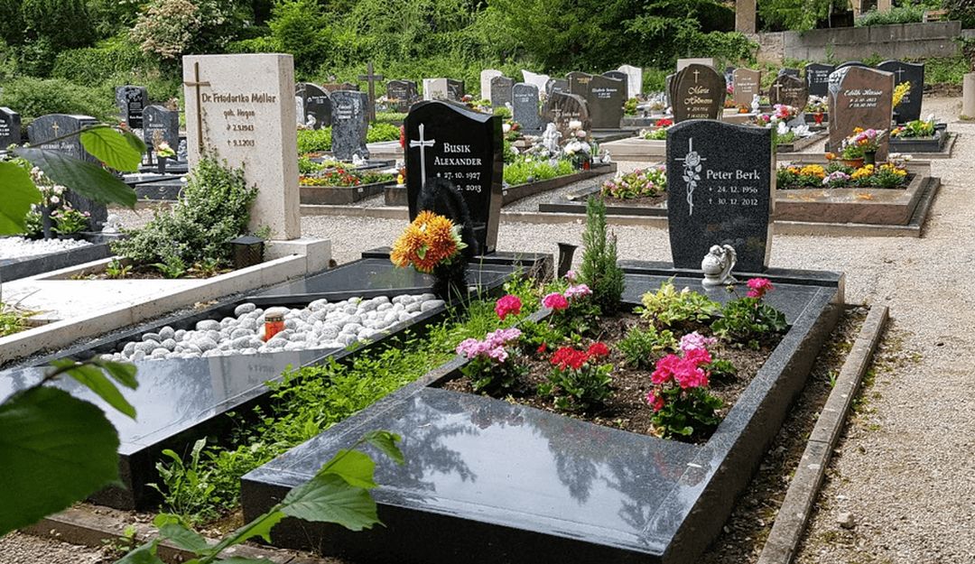 Gräber auf einem traditionellen deutschen Friedhof | Bildquelle: © Stilvolle Grabsteine