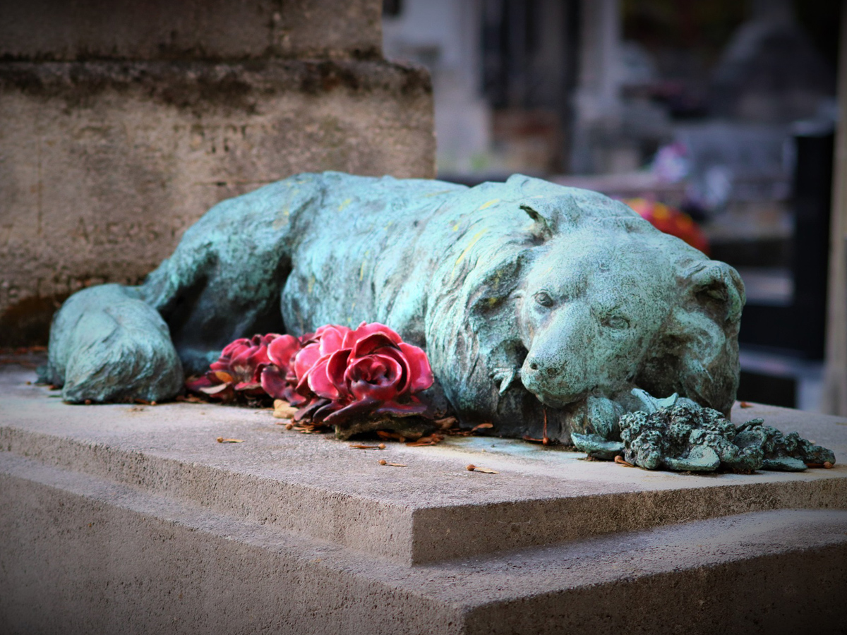 Haustier Trauerspruch / Hundeskulptur auf einem Grab