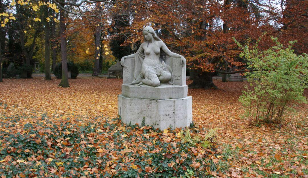 Statue einer Frau aus Naturstein | Bildquelle: © Stilvolle Grabsteine