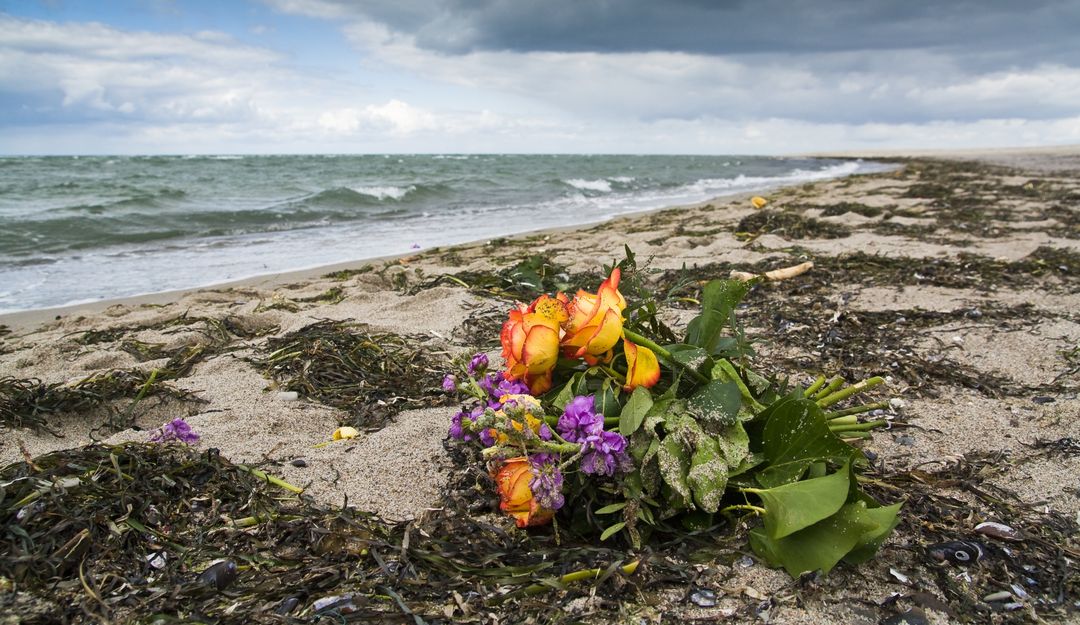 Blumenstrauß von einer Seebestattung am Strand | Bildquelle: © Nordreisender - Fotolia