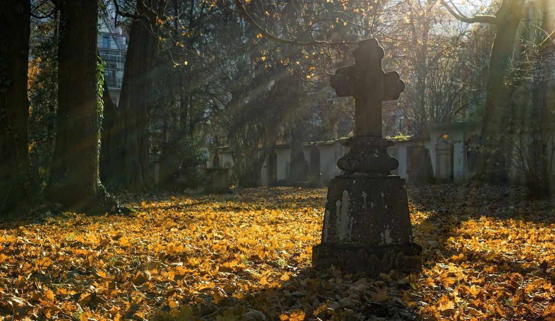 Altertümliches Kreuz auf einem verlassenen Friedhof | Bildquelle: © Pixabay