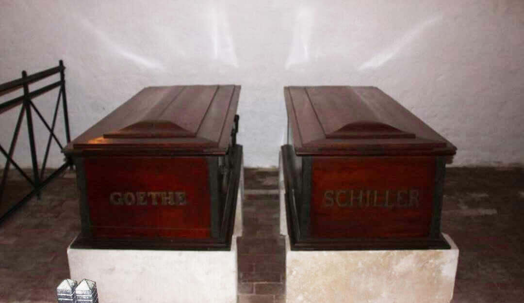 Gräber von Schiller und Goethe in der Weimarer Fürstengruft | Bildquelle: © Stilvolle Grabsteine