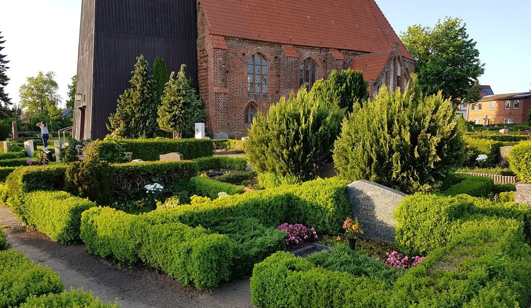 Dorffriedhöfe befinden sich meist an der örtlichen Kirche. | Bildquelle: © Stilvolle Grabsteine