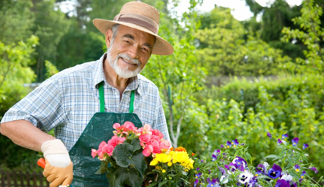 Die Blumenpflege ist wichtig für ein harmonisches Bild auf dem Friedhof. | Bildquelle: © Alexander Raths - Fotolia