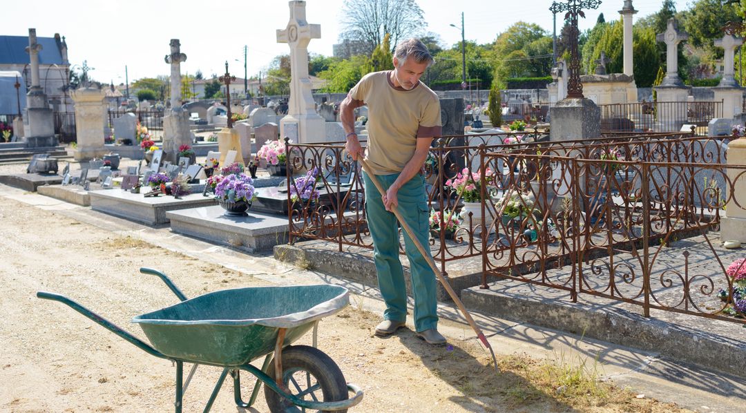 Friedhofsgärtner sorgen für einen gepflegten Friedhof | Bildquelle: © auremar - Fotolia