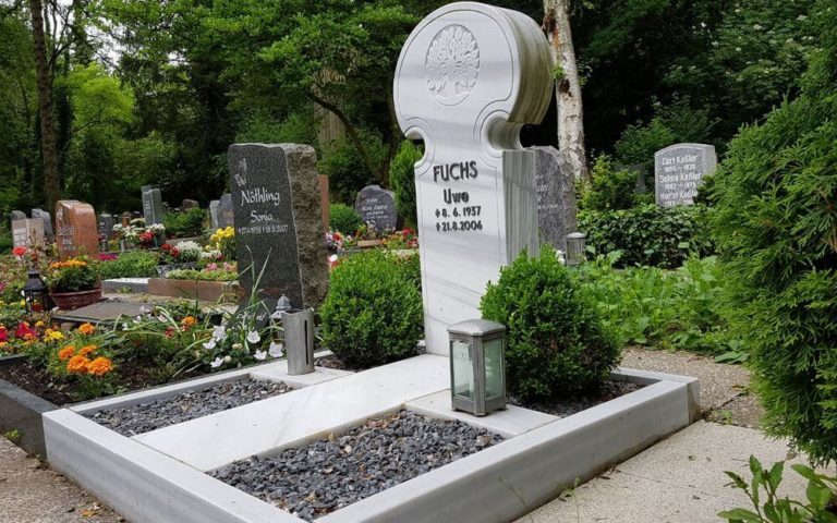 Friedhofssatzung Friedhofsgebühren Urnengrab Einzelgrab Friedhof Grabgestaltung Grabbepflanzung Laterne