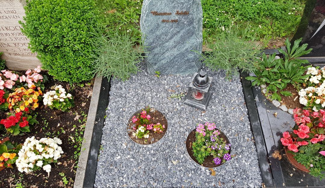 Friedhofssatzungen enthalent Regelungen zu Größe und Gestaltung der Gräber, Arten von Grabstätten und Ruhezeiten. | Bildquelle: © Stilvolle Grabsteine