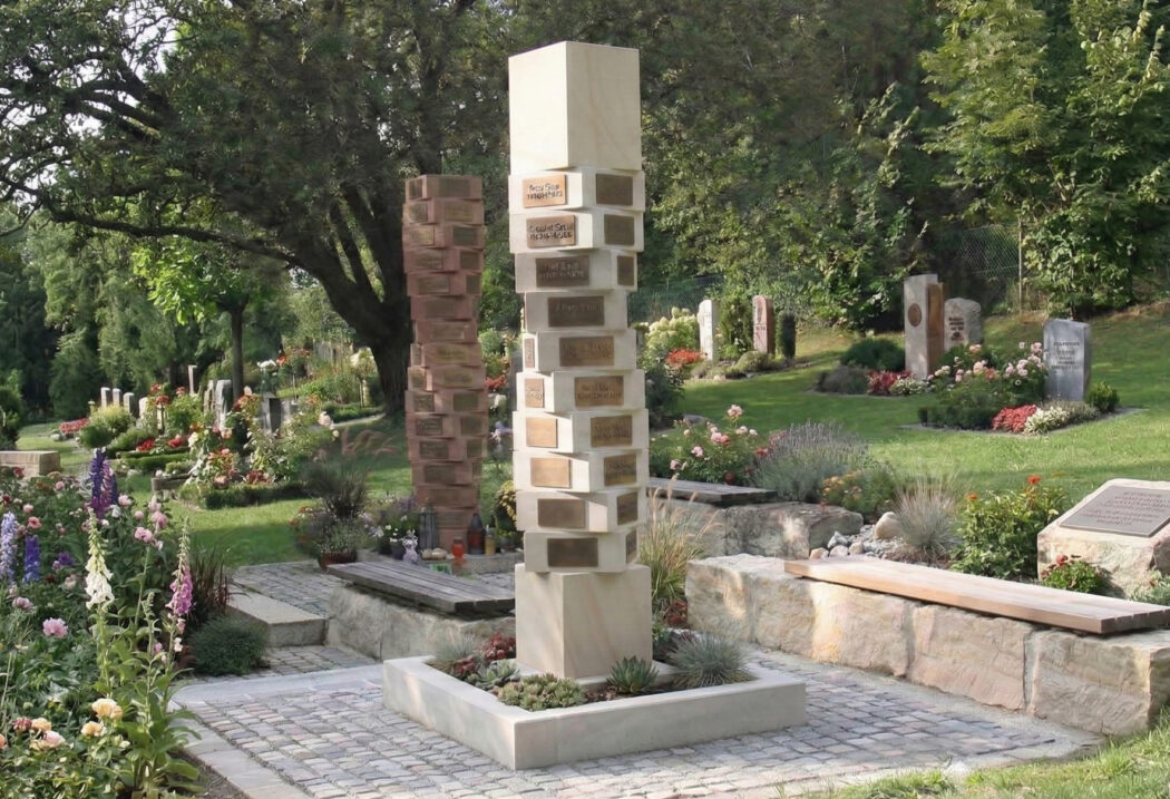 Grabstele für ein Urnen Gemeinschaftsgrab mit bis zu 40 Sterbeplätzen