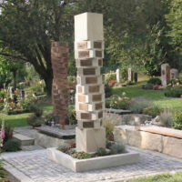 Grabstele für ein Urnen Gemeinschaftsgrab mit bis zu 40 Sterbeplätzen