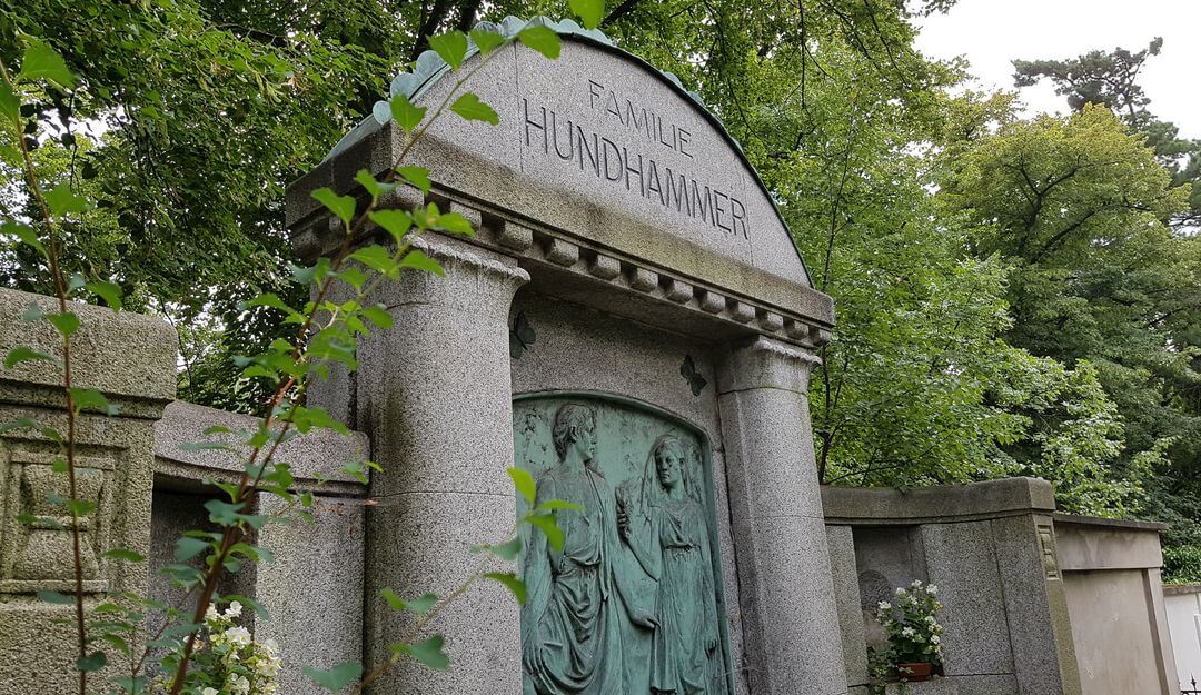 Aufwändig gestaltete Grabdenkmäler können einige tausend Euro kosten. | © Stilvolle Grabsteine