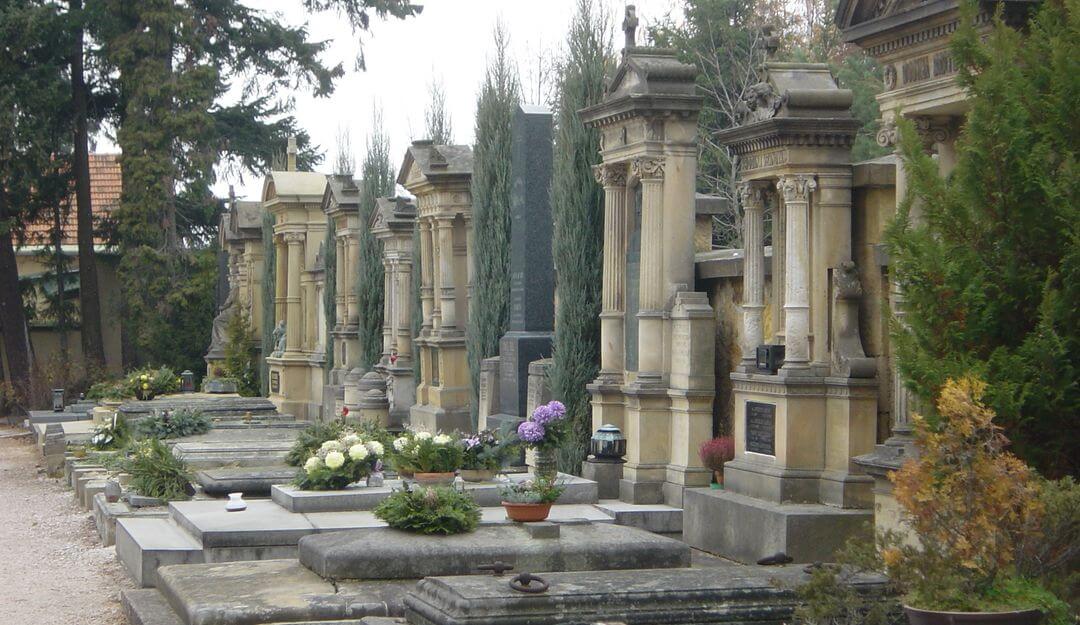 Zu Grabdenkmälern zählen Grabsteine, -kreuze, -platten. Säulen & Statuen | Bildquelle: © Stilvolle Grabsteine 