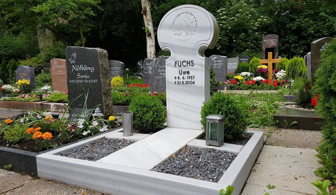 Grabgestaltung mit Kies lässt ein Grab sehr modern und gepflegt wirken. | Bildquelle: © Stilvolle Grabsteine