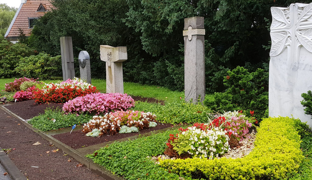 Die Gestaltung des Grabs ist durch die Friedhofsordnung eingeschränkt. © Stilvolle-Grabsteine.de