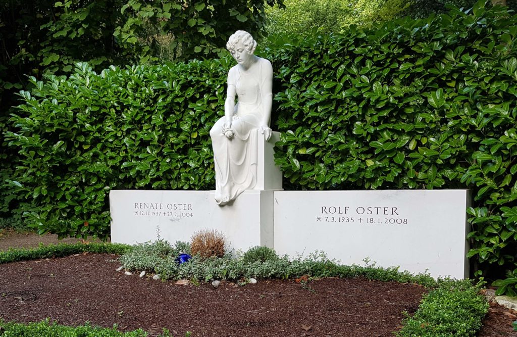 Grabskulptur-Grabstein-Marmor-Grabanlage-Skulptur-Melaten-Friedhof-Rose