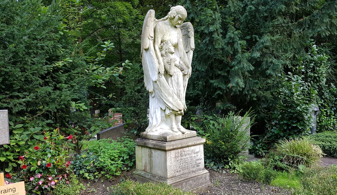 Große Engelskulpturen müssen meist mit der Friedhofsverwaltung abgesprochen werden. | Bildquelle: © stilvolle-grabsteine.de