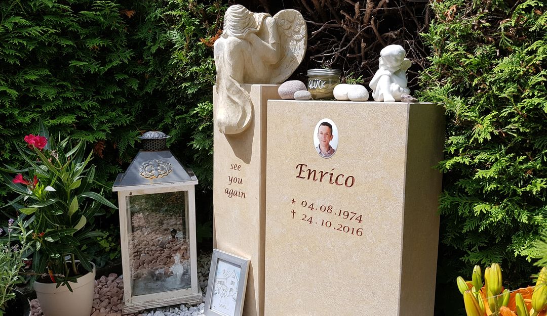 Grabstein mit einem weinenden Engel. | Bildquelle: © stilvolle-grabsteine.de