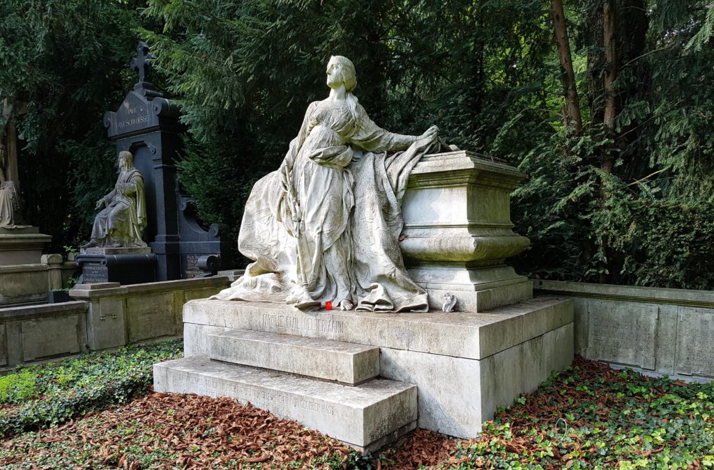 Grabstein-Sarg-Grabfigur-Melaten-Friedhof-Marmor-Grabstätte-historisch