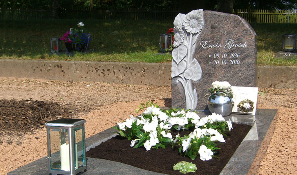 Grablichter aus Edelstahl für ein Einzelgrab aus Granit