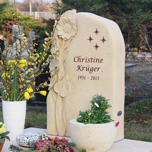 Eine Grafik zu Urnengrab Gestaltung Grabstein mit Sonnenblume