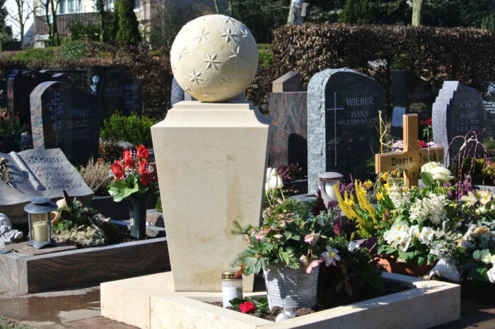 Urnengrabstein aus Sandstein als Stele mit Kugel