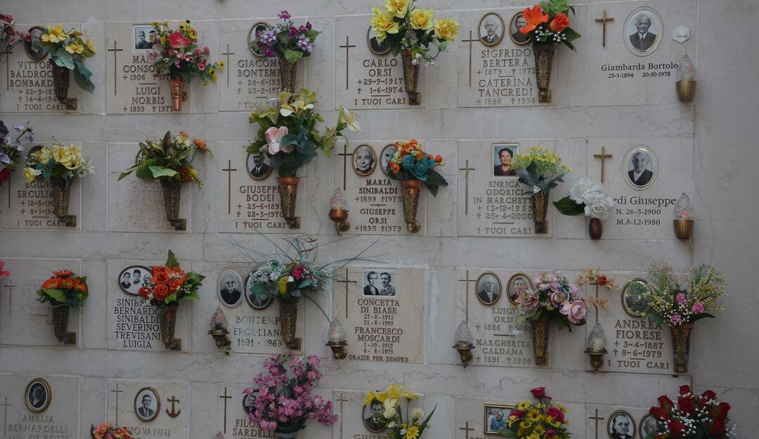 Urnenwand mit Blumenschmuck, Bildern und Inschriften. | Bildquelle: ©Stilvolle-Grabsteine