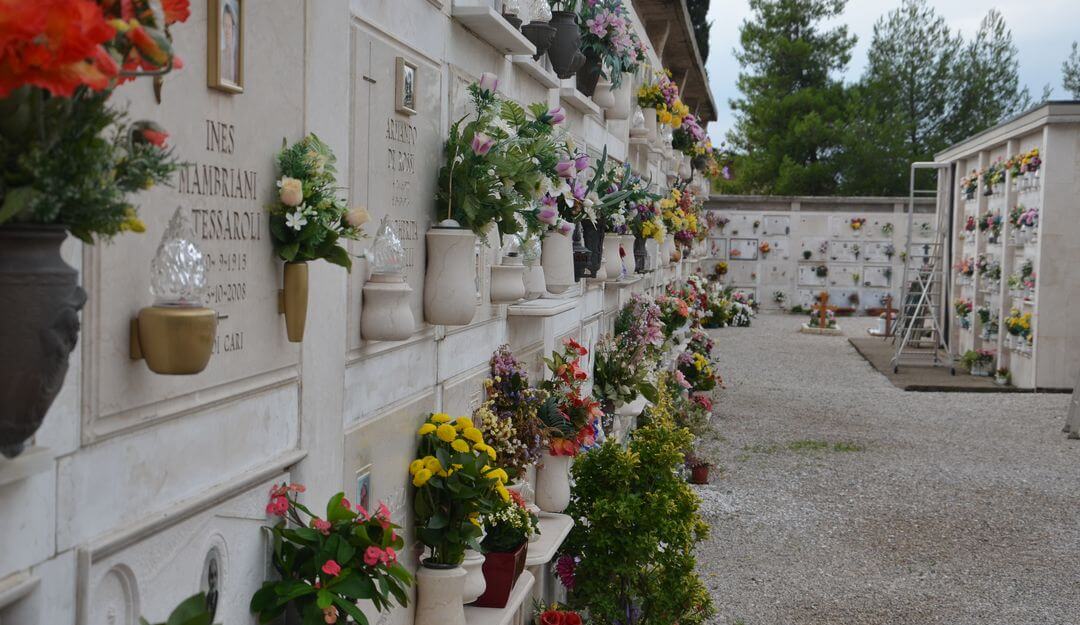 Kolumbarium aus Naturstein mit Blumenschmuck. | Bildquelle: ©Stilvolle-Grabsteine