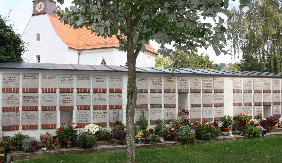 Ein Kolumbarium kann die Wand des Friedhofgeländes eingearbeitet sein. | Bildquelle: ©Stilvolle-Grabsteine