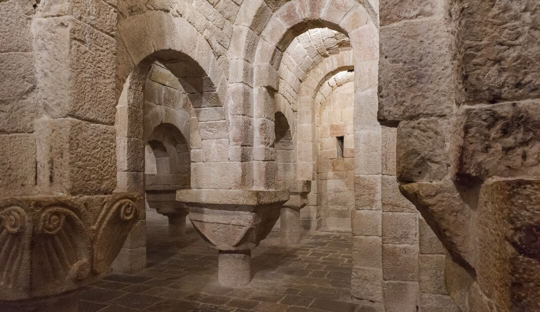 Unter Kirchen verborgen haben Krypten oft mehrere Räumen. | Bildquelle: © Sebas- Fotolia 