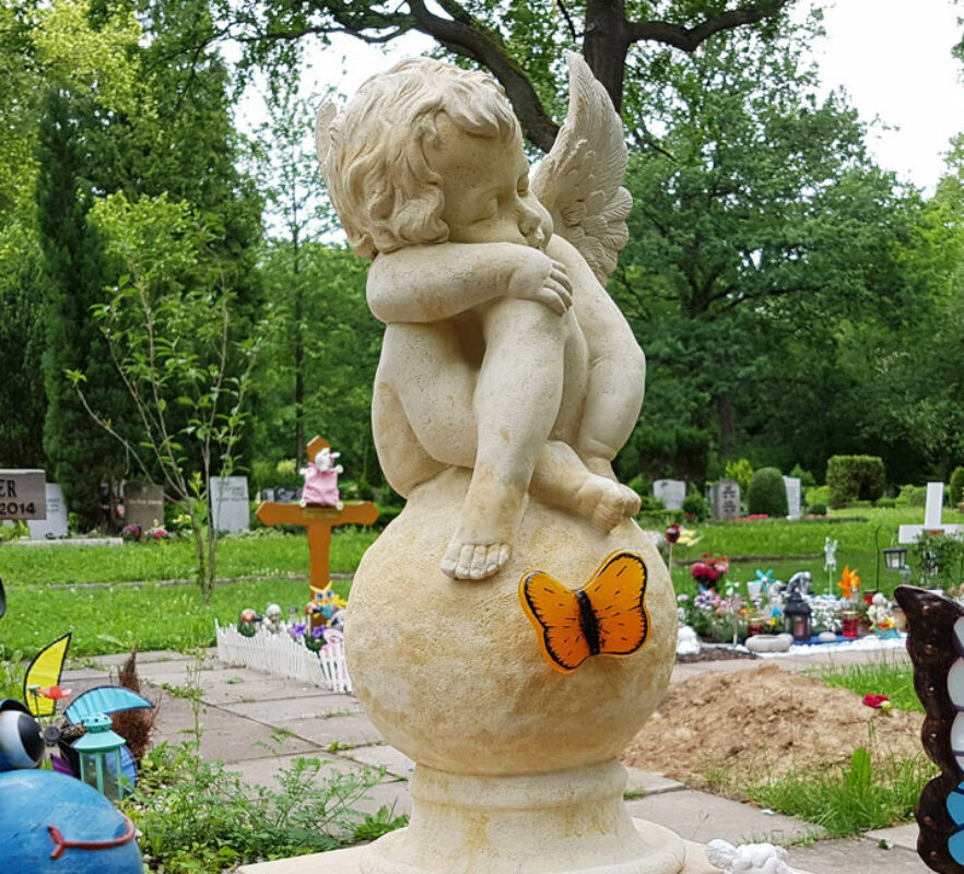 Gestaltung eines Kindergrabes - Grabstein mit trauerndem Engel