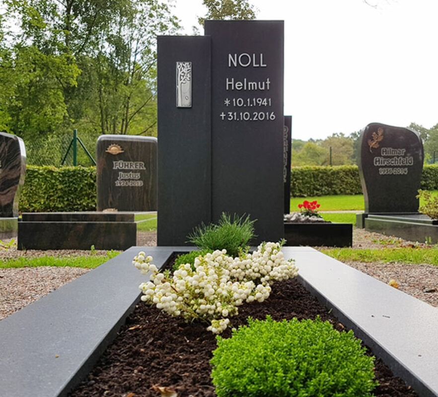 Zweiteiliger moderner Grabstein - Einzelgrab mit Grabeinfassung aus dunklem Granit