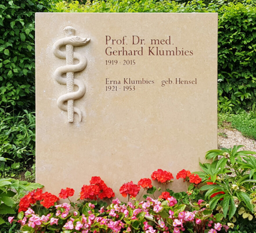 Familiengrabstätte / Grabstein für einen Arzt (Symbol: Aesculap Stab) in Kalkstein