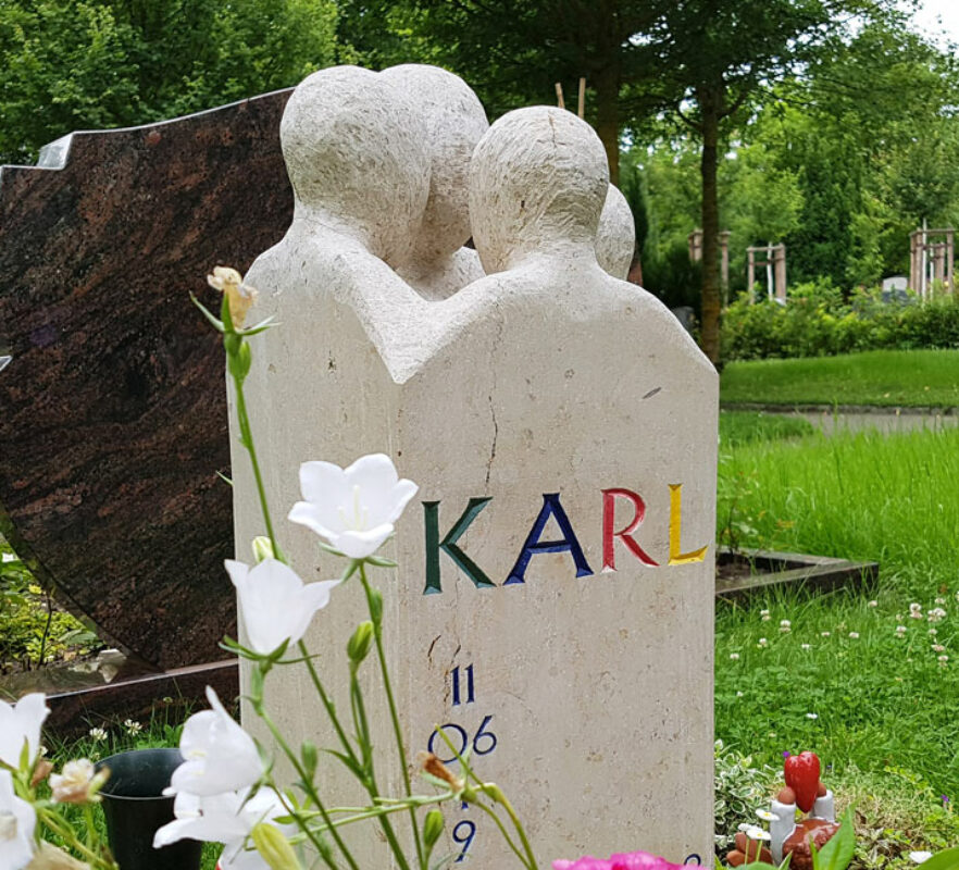 Grabstein für einen Jungen Menschen / Kindergrabstein aus hellem Kalkstein