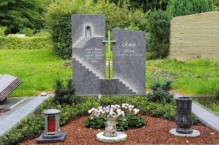 Doppelgrabstein Familiengrabstein Grabstätte Familiengrab Doppelgrab Gestaltunh Rindenmulch Grabschmuck Sommer viel Sonne pflegeleicht Grablicht Doppelgrabmal bepflanzen immergrün Friedhof Frielingsdorf Lindlar