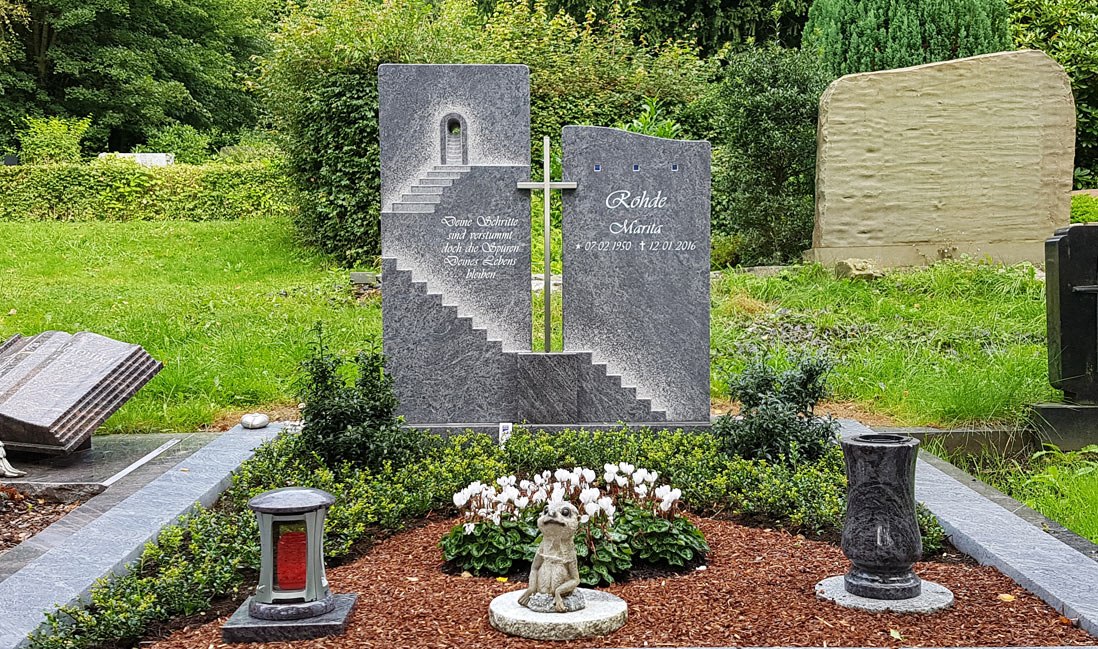 Doppelgrabstein Familiengrabstein Grabstätte Familiengrab Doppelgrab Gestaltunh Rindenmulch Grabschmuck Sommer viel Sonne pflegeleicht Grablicht Doppelgrabmal bepflanzen immergrün Friedhof Frielingsdorf Lindlar