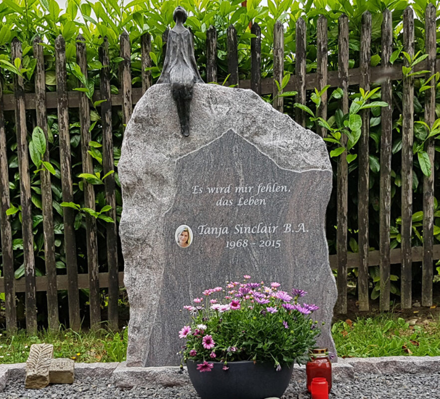 Doppelgrab mit Grabstein in Felsen/Findling -  Grabgestaltung pflegeleicht mit Kies