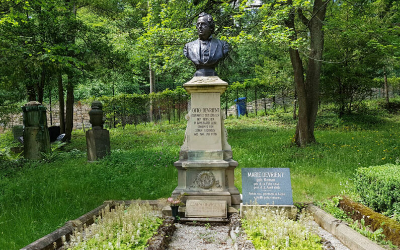 Jena Nordfriedhof Historische Familiengrabanlage Devrient - 2