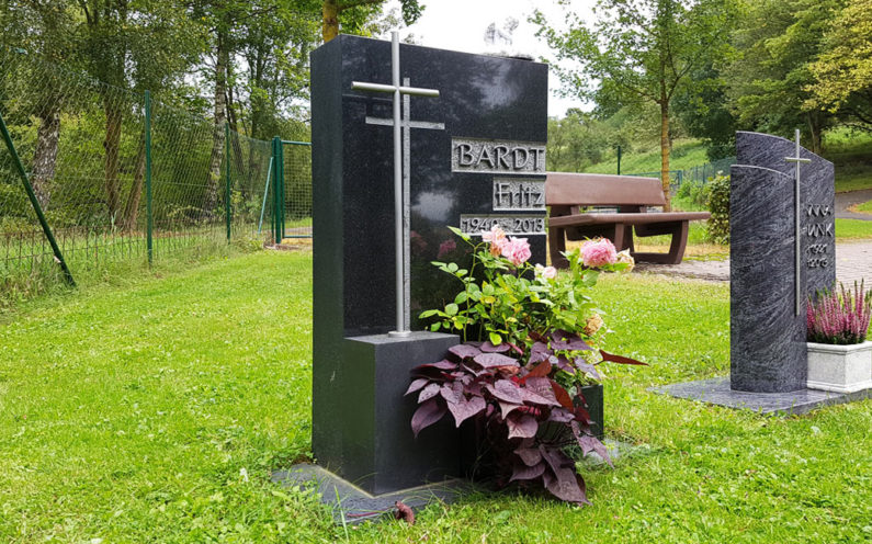 Ronshausen Alter Friedhof Urnengrabstein Barth - 1