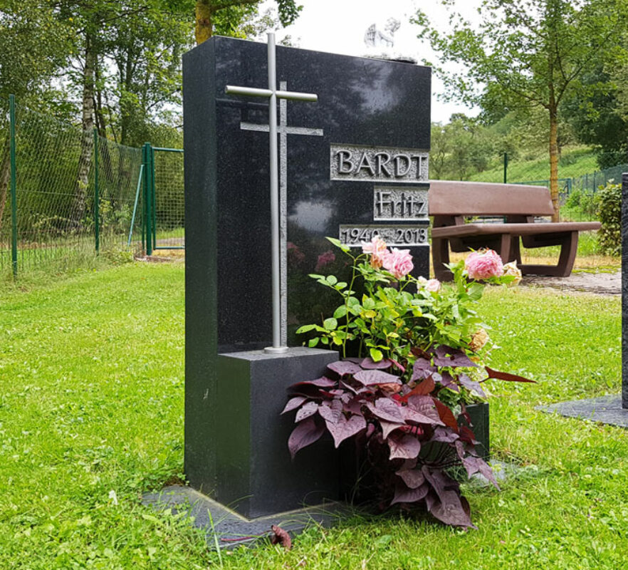 Wiesengrab/Rasengrab - Urnengrabstein mit Edelstahl Kreuz & Grabschmuck