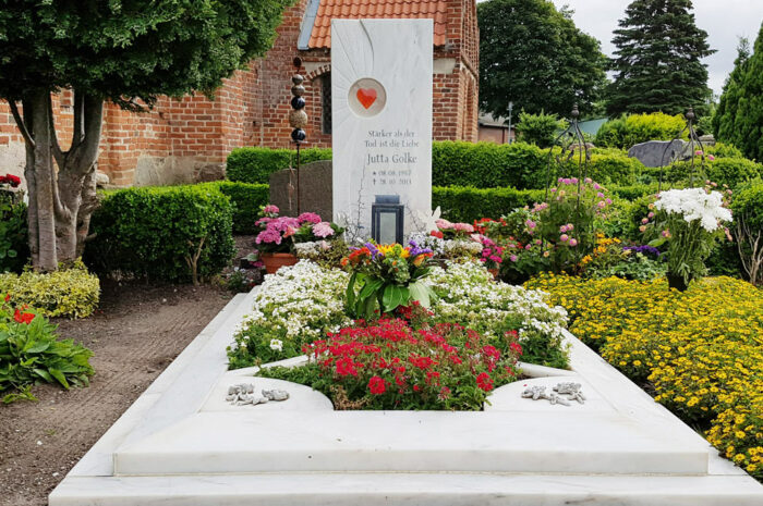 Grabgestaltung Grabstätte Einzelgrabstein Glas Element Herz Marmor Abtshagen Friedhof