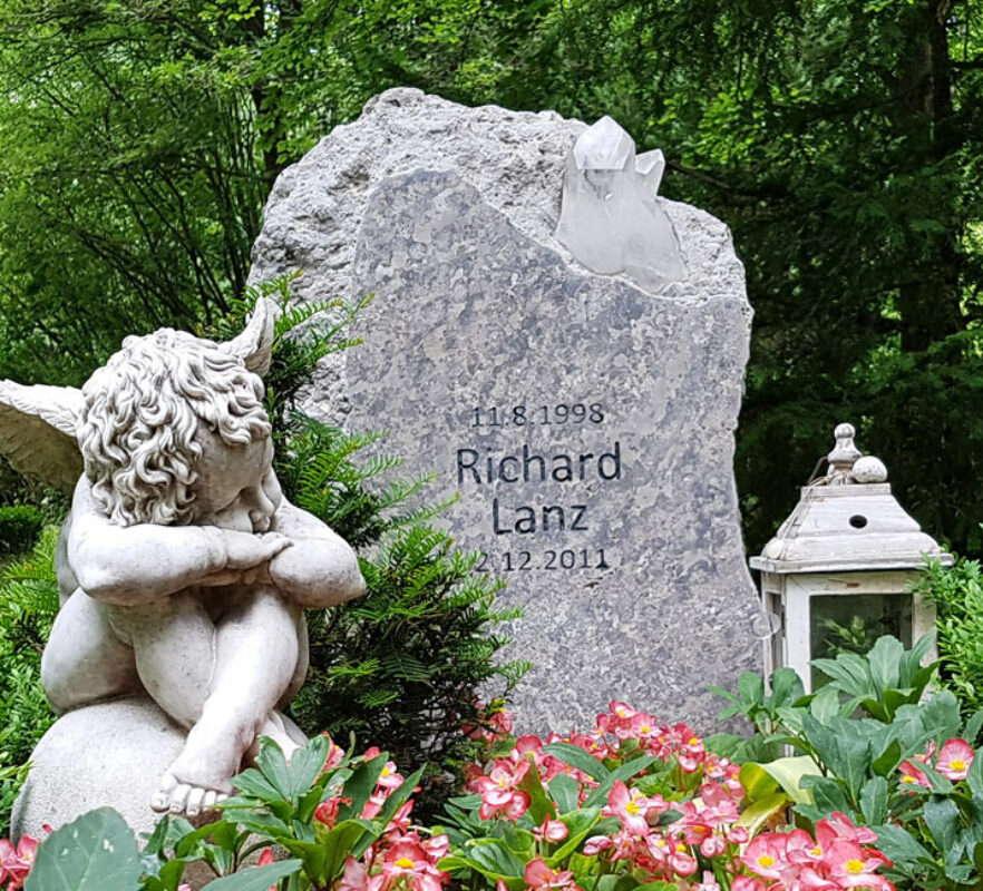 Grabstein für Jungen Menschen/Kind - Rustikaler Grabstein Felsen/Findling mit Kristall
