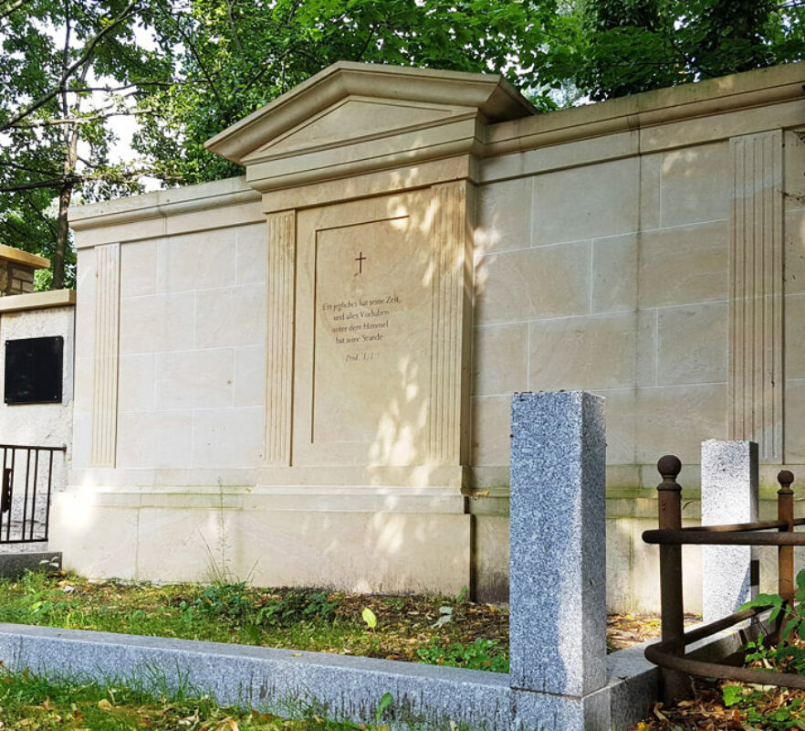 Historische Familiengedenkstätte mit Sandstein Grabwand