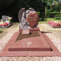 Grabstätte Engel Grabmale Steinmetz Granit Ruby Red Pflegeleichte Grabgestaltung Kies Borne Friedhof Steinmetz