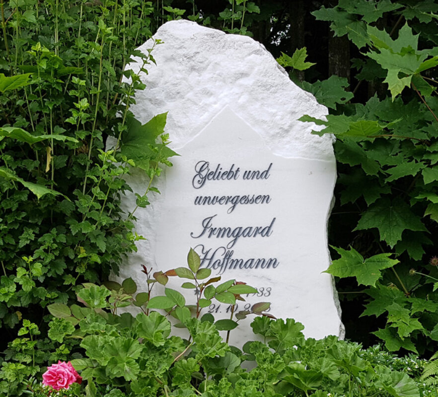Rustikaler Marmor Grabstein Felsen/Findling für ein Urnengrab