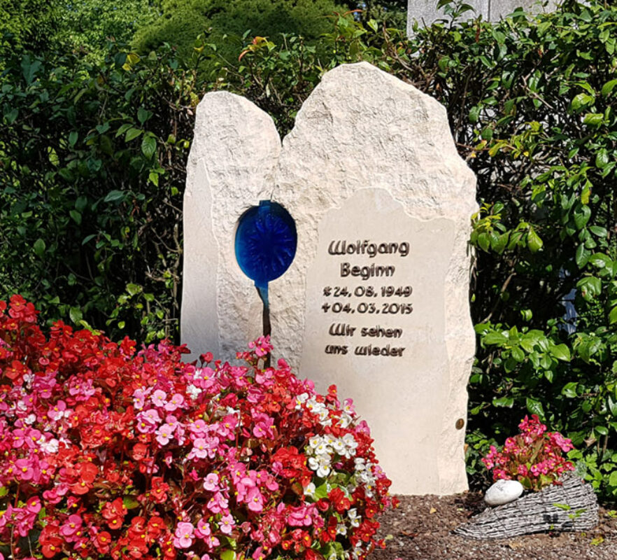 Doppelgrabstätte/Familiengrab mit Grabstein & Glas Element - Grabbepflanzung Sommer