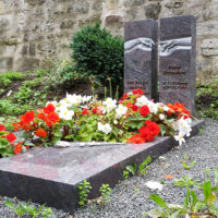 Grabanlage Grabstein zweitgeteilt Michelangelo Grab Einfassung Platten Pflegeleichte Grabgesteltung modern Granit Paradiso Steinmetz Friedhof Georgenthal