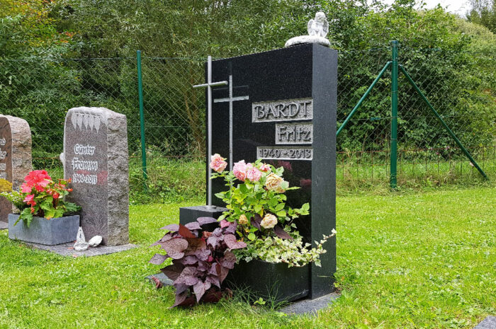 Rasengrab & Wiesengrab mit Grabstein Grabdeko Grabschmuck Steinmetz Friedhof Ronshausen