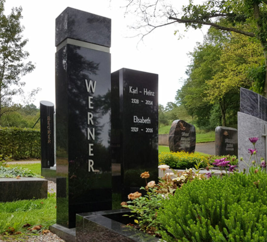 Modern gestaltetes Einzelgrab - Grabstein zweiteilig in poliertem schwarzen Granit